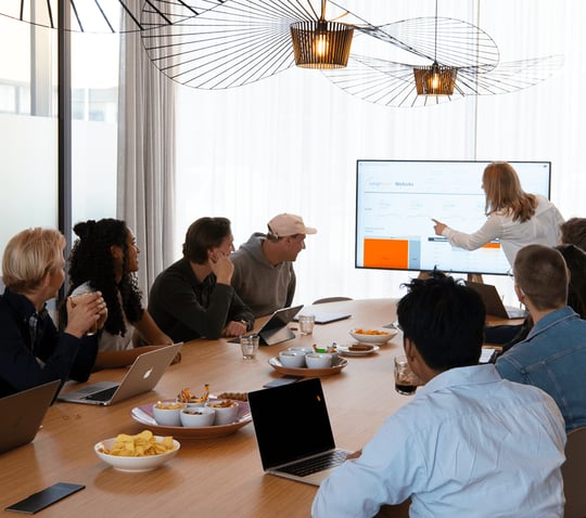 Overleg tussen Leapforce medewerkers.