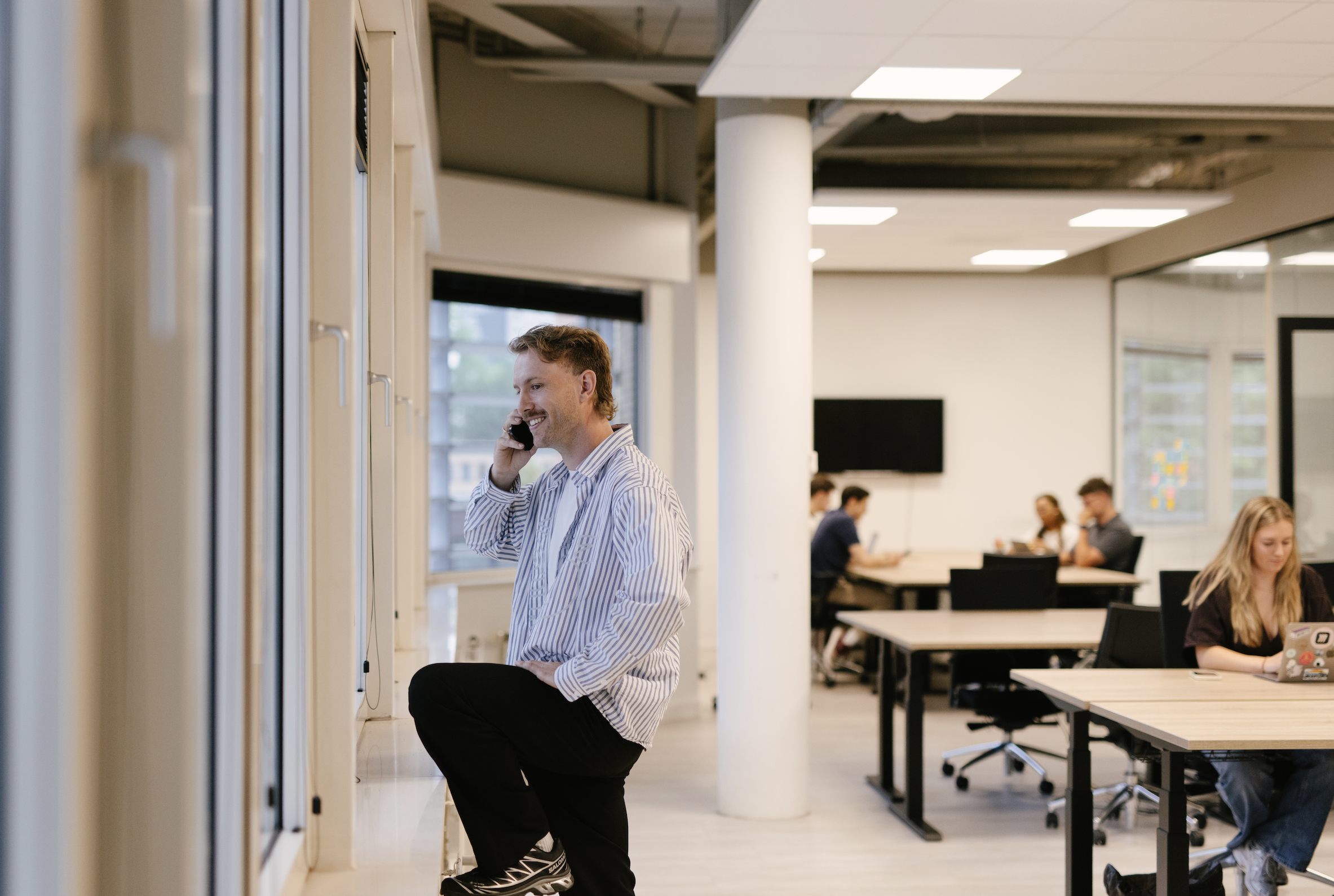 Joost CTA bellend bij het raam 2