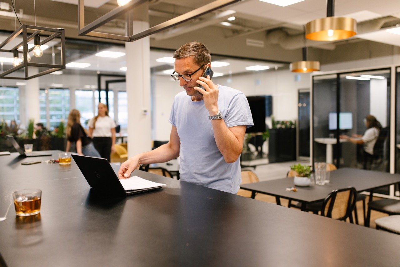 Marten aan het bellen