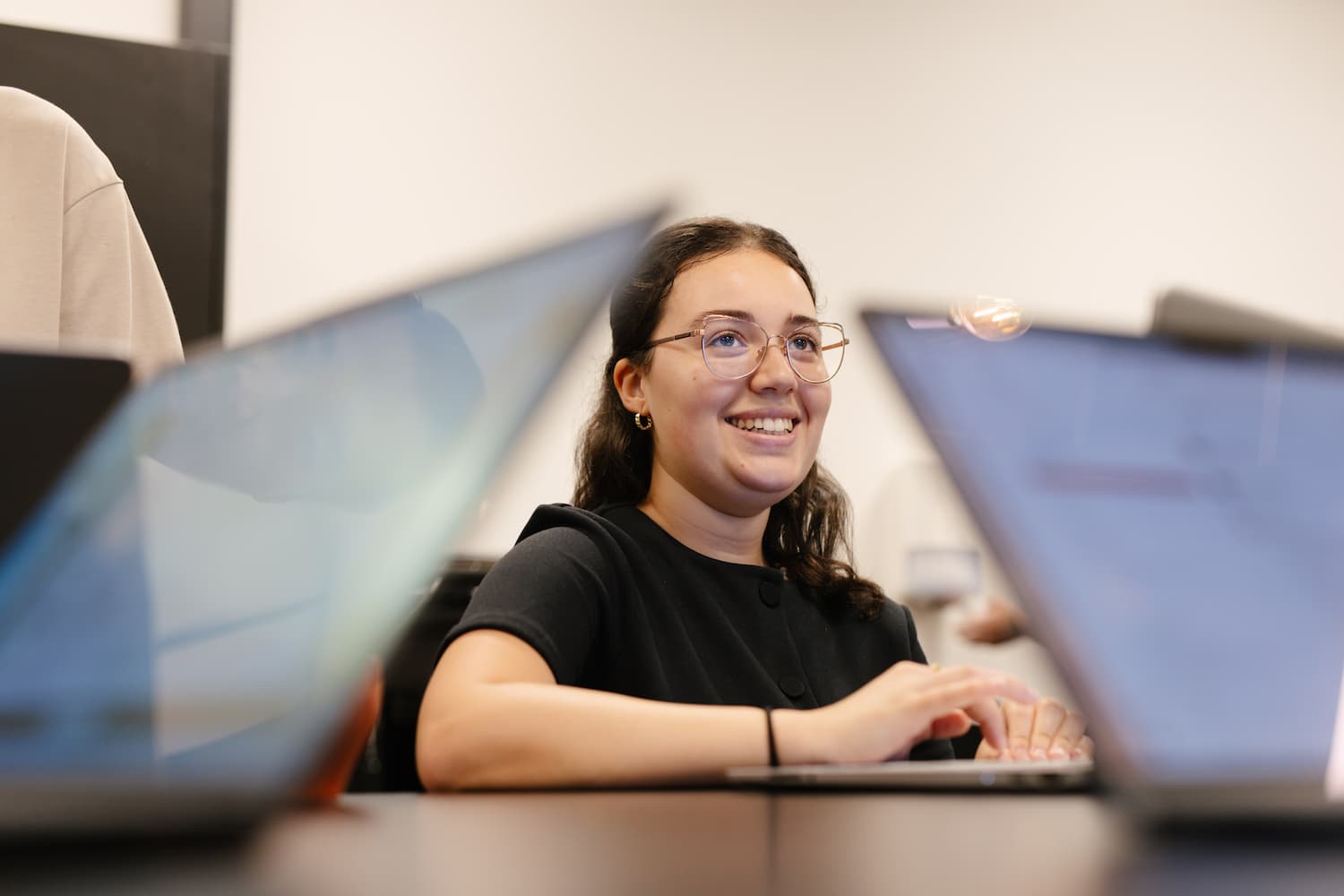 Oumnia between laptops