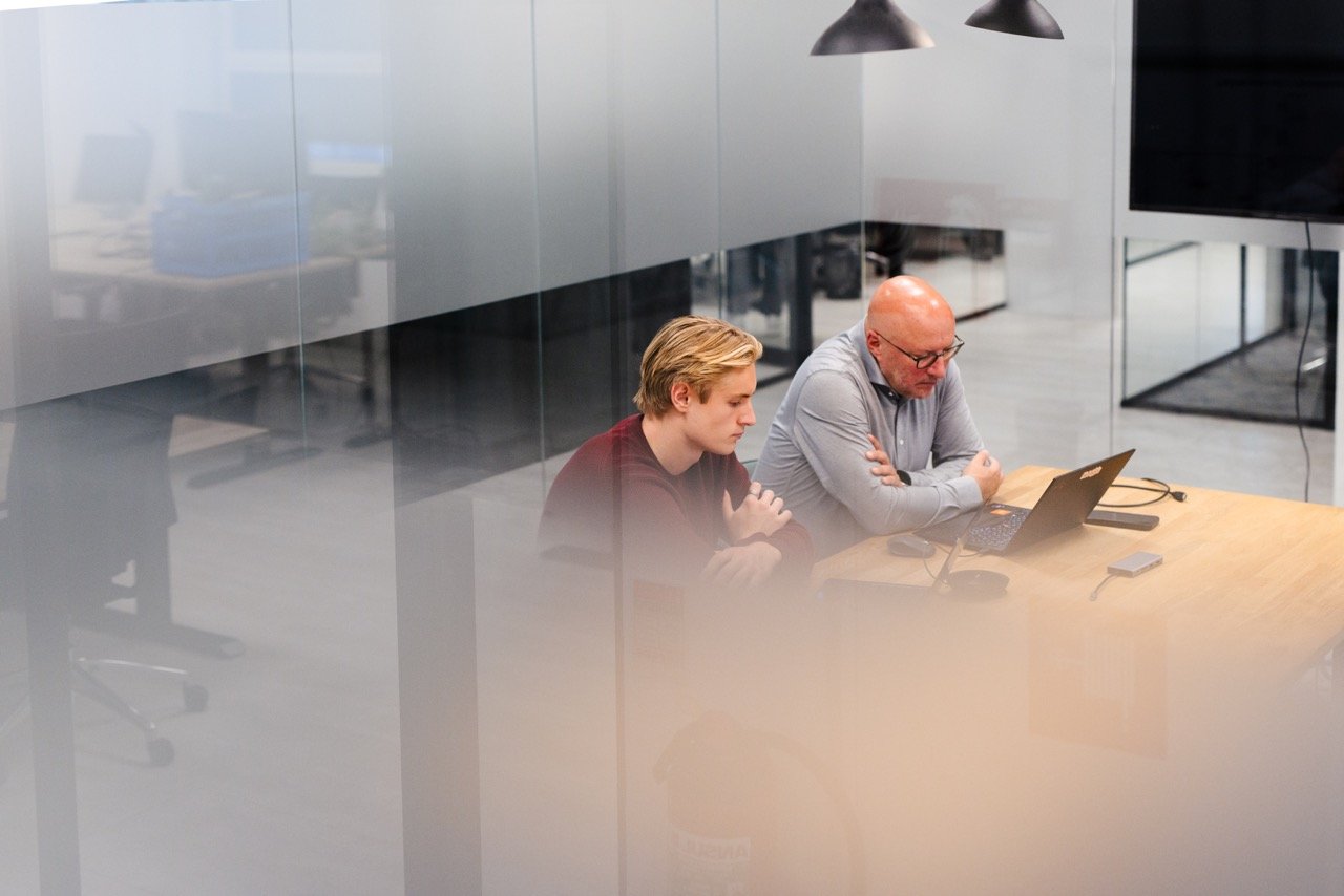 Bas en Metin in een meeting