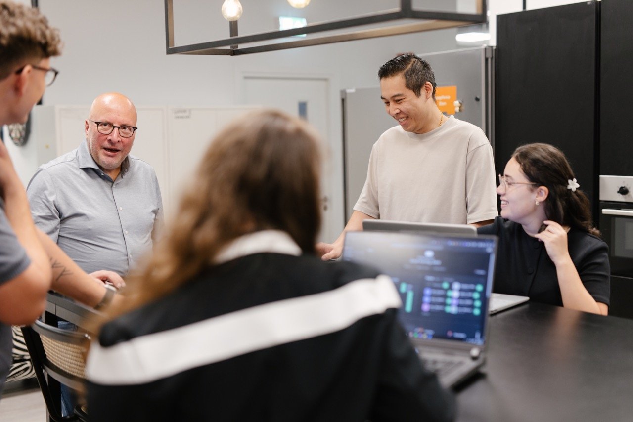 Grote groep Leapforce medewekers in gesprek met elkaar