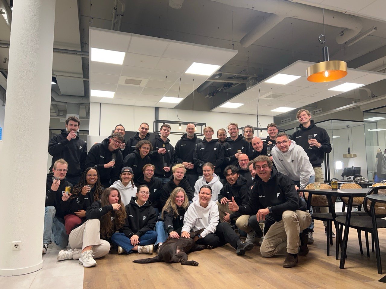 Paulien met het Leapforce team op kantoor
